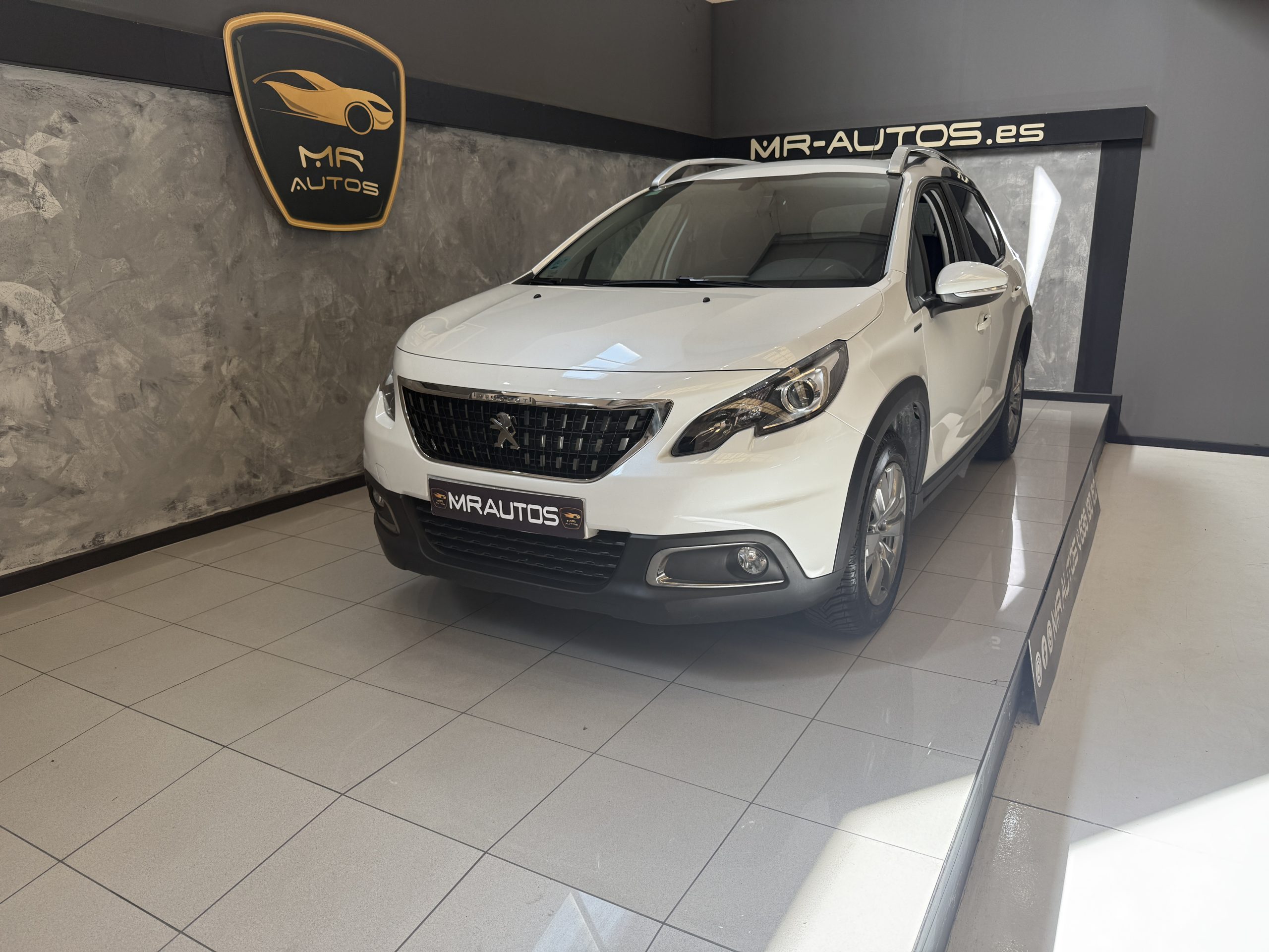 PEUGEOT 2008 Signature PureTech 110 SS 6 Vel. MAN