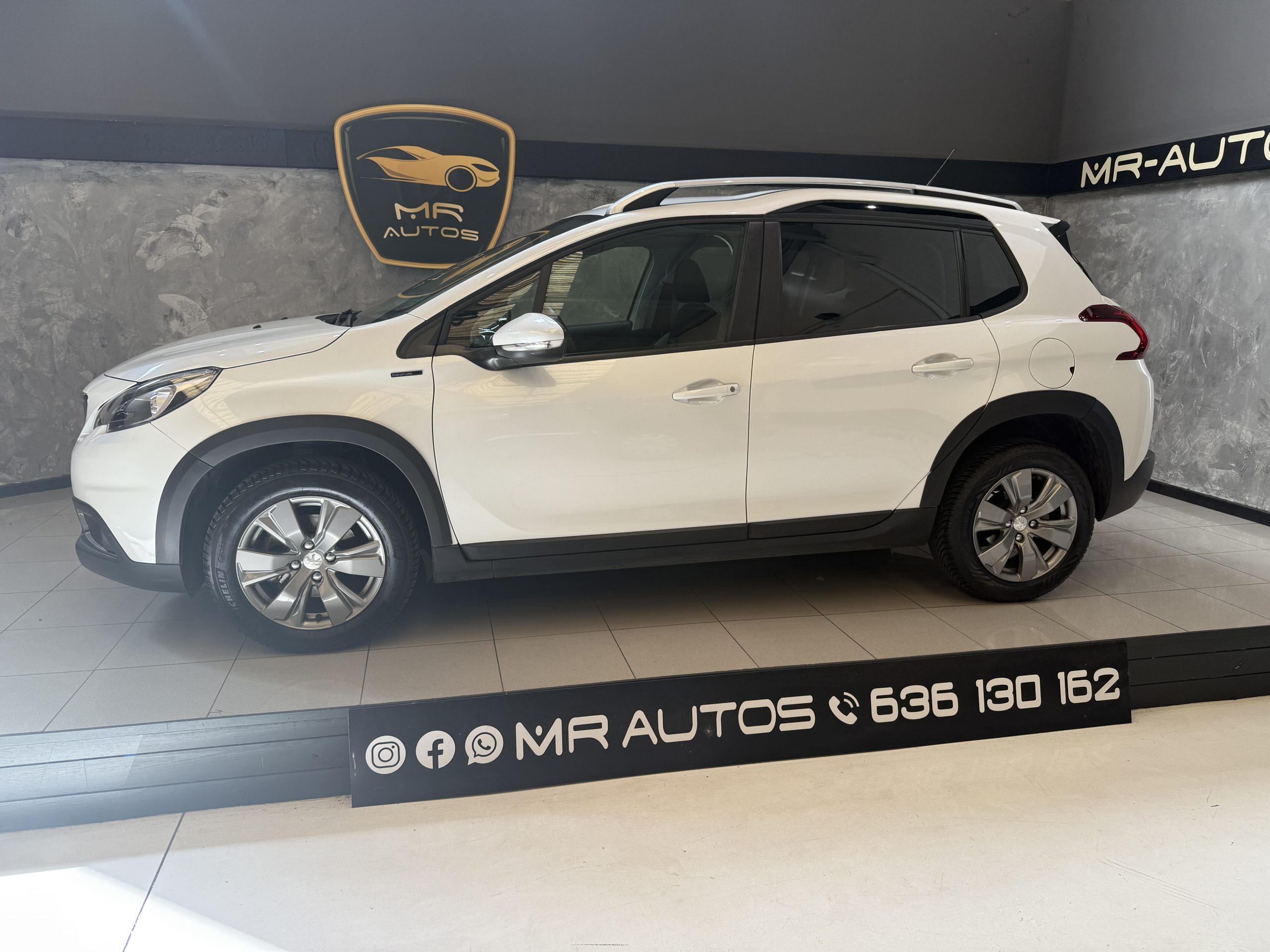 PEUGEOT 2008 Signature PureTech 110 SS 6 Vel. MAN