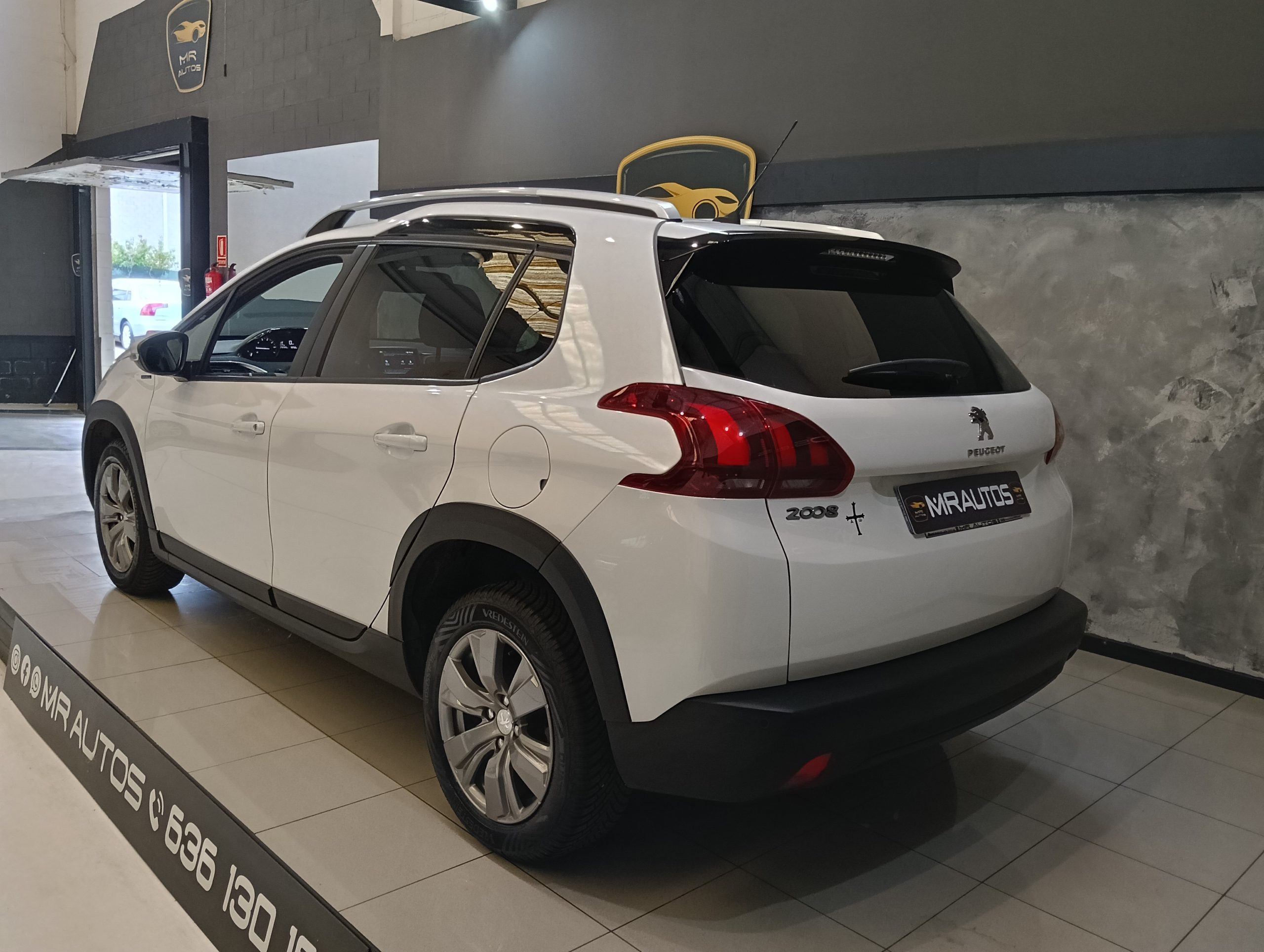 PEUGEOT 2008 Signature PureTech 110 SS 6 Vel. MAN