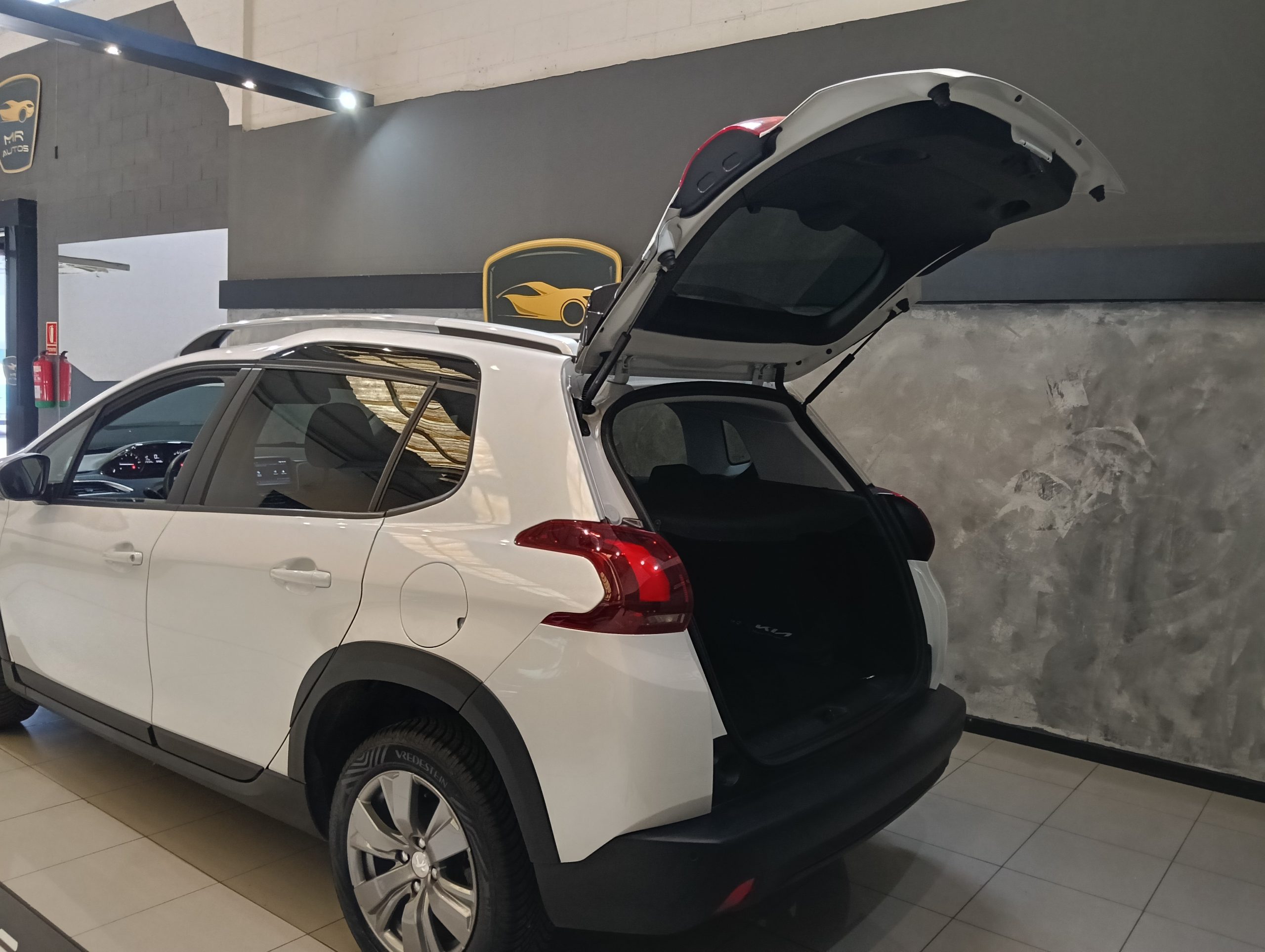 PEUGEOT 2008 Signature PureTech 110 SS 6 Vel. MAN