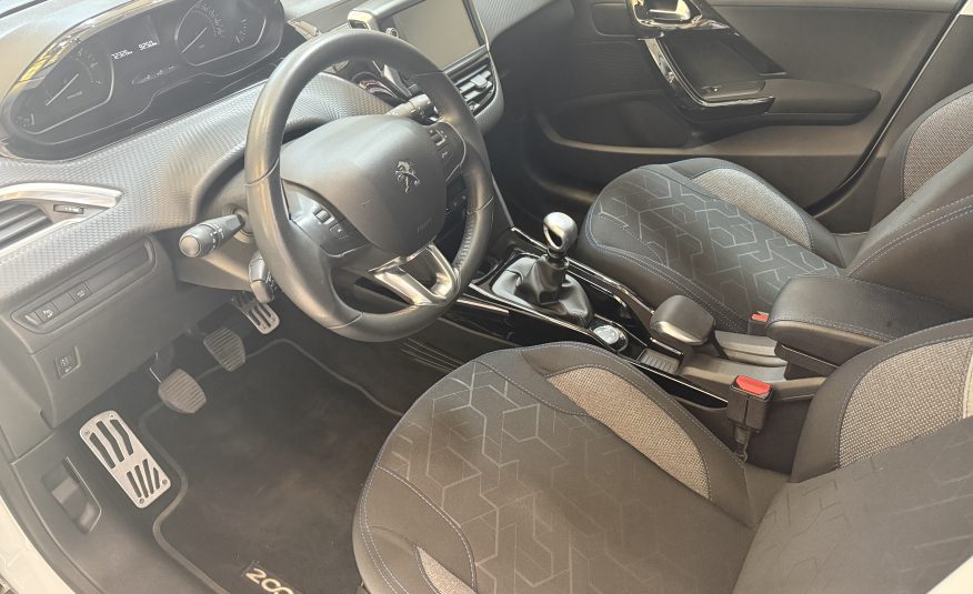 PEUGEOT 2008 Signature PureTech 110 SS 6 Vel. MAN