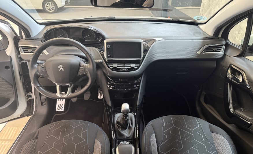 PEUGEOT 2008 Signature PureTech 110 SS 6 Vel. MAN