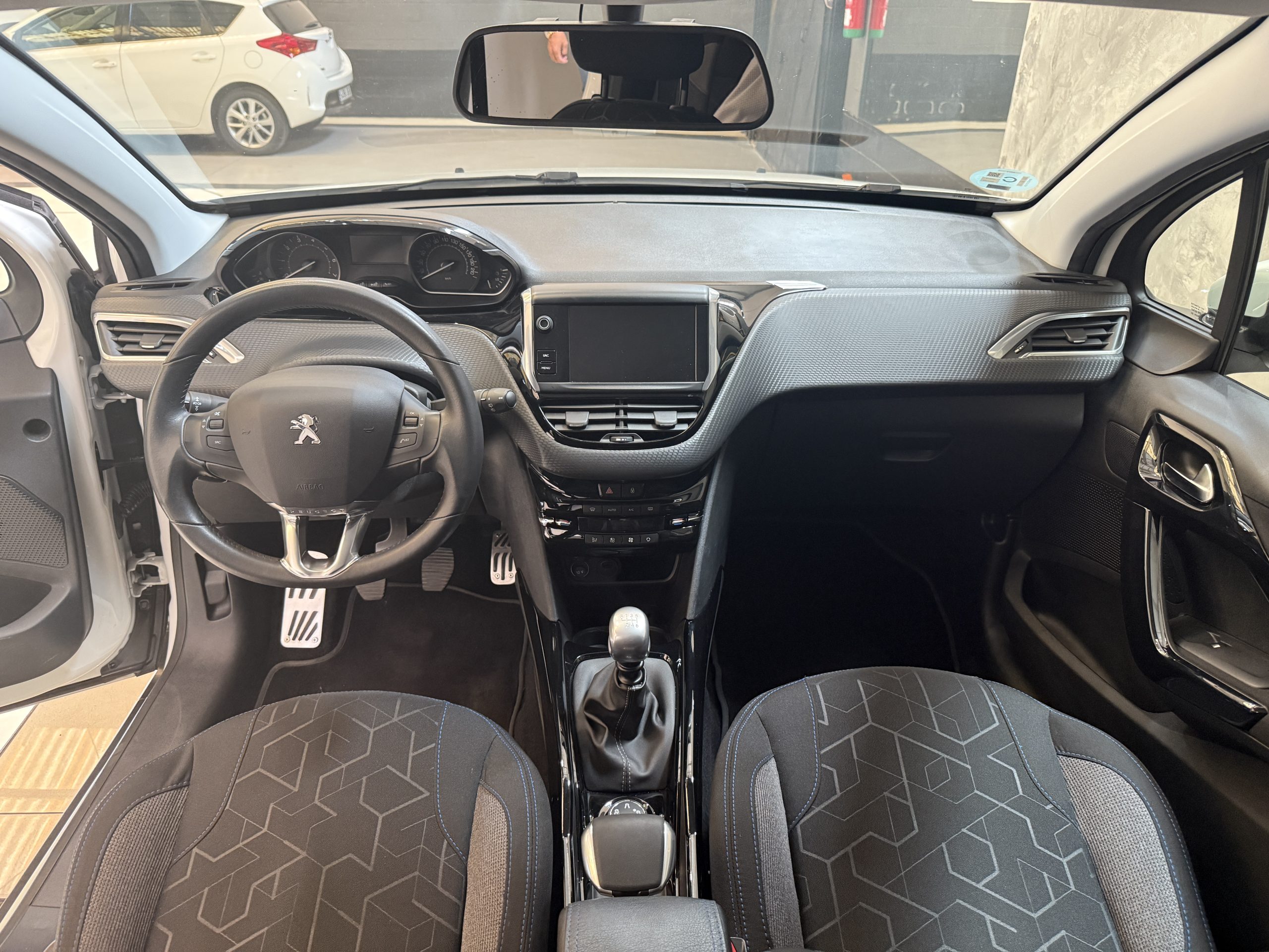 PEUGEOT 2008 Signature PureTech 110 SS 6 Vel. MAN