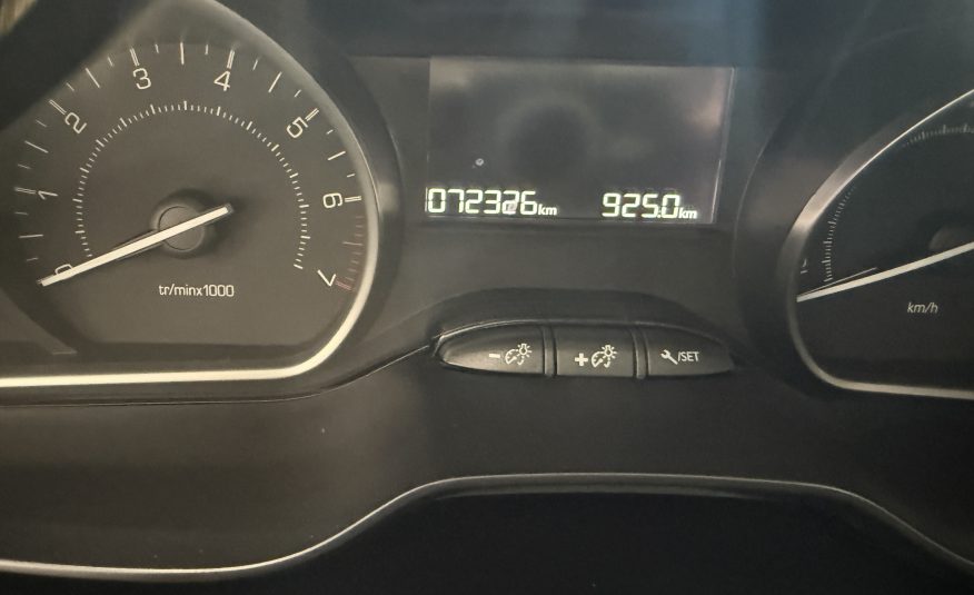 PEUGEOT 2008 Signature PureTech 110 SS 6 Vel. MAN