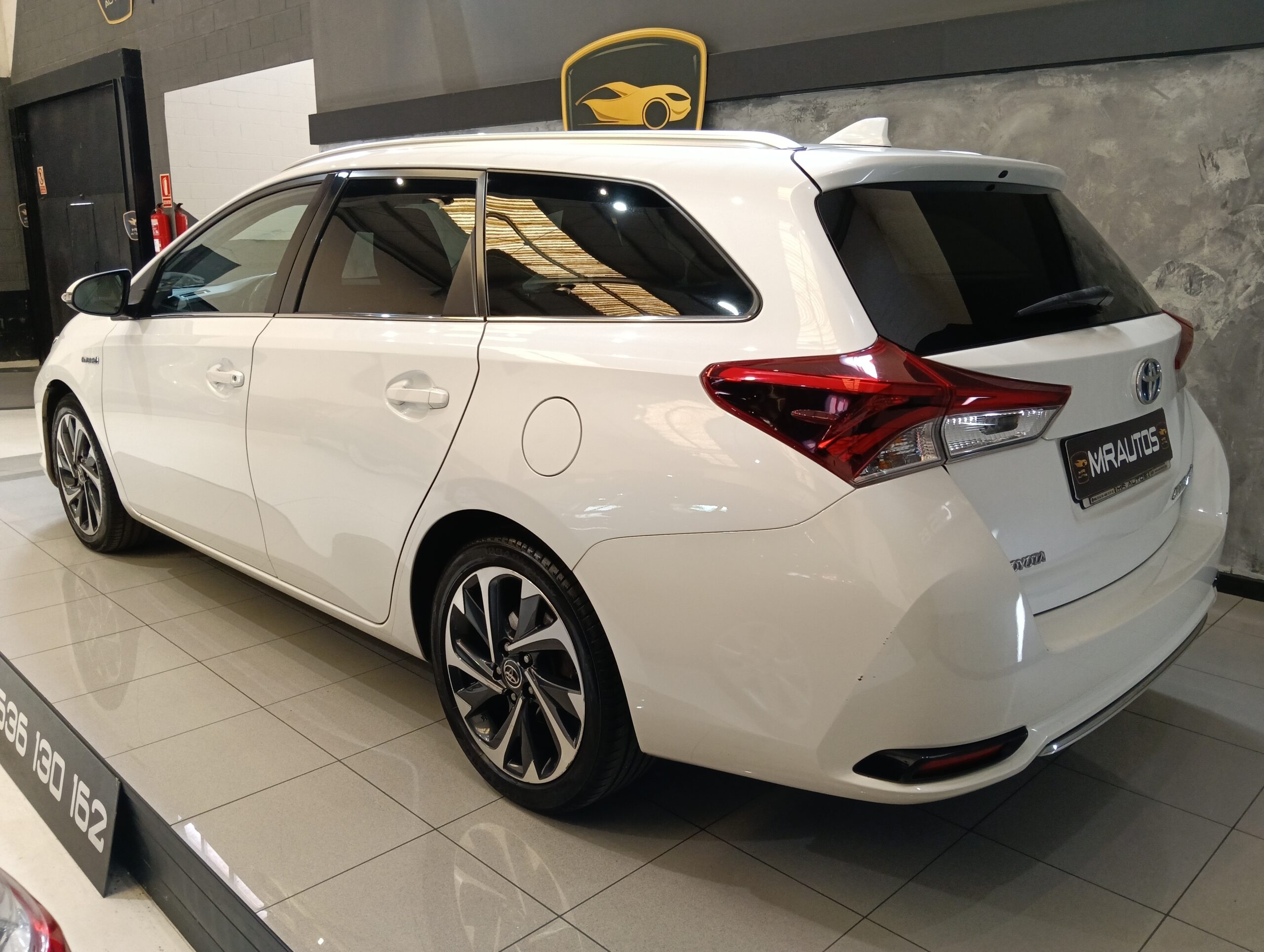 TOYOTA Auris 1.8 140H Feel Touring Sports
