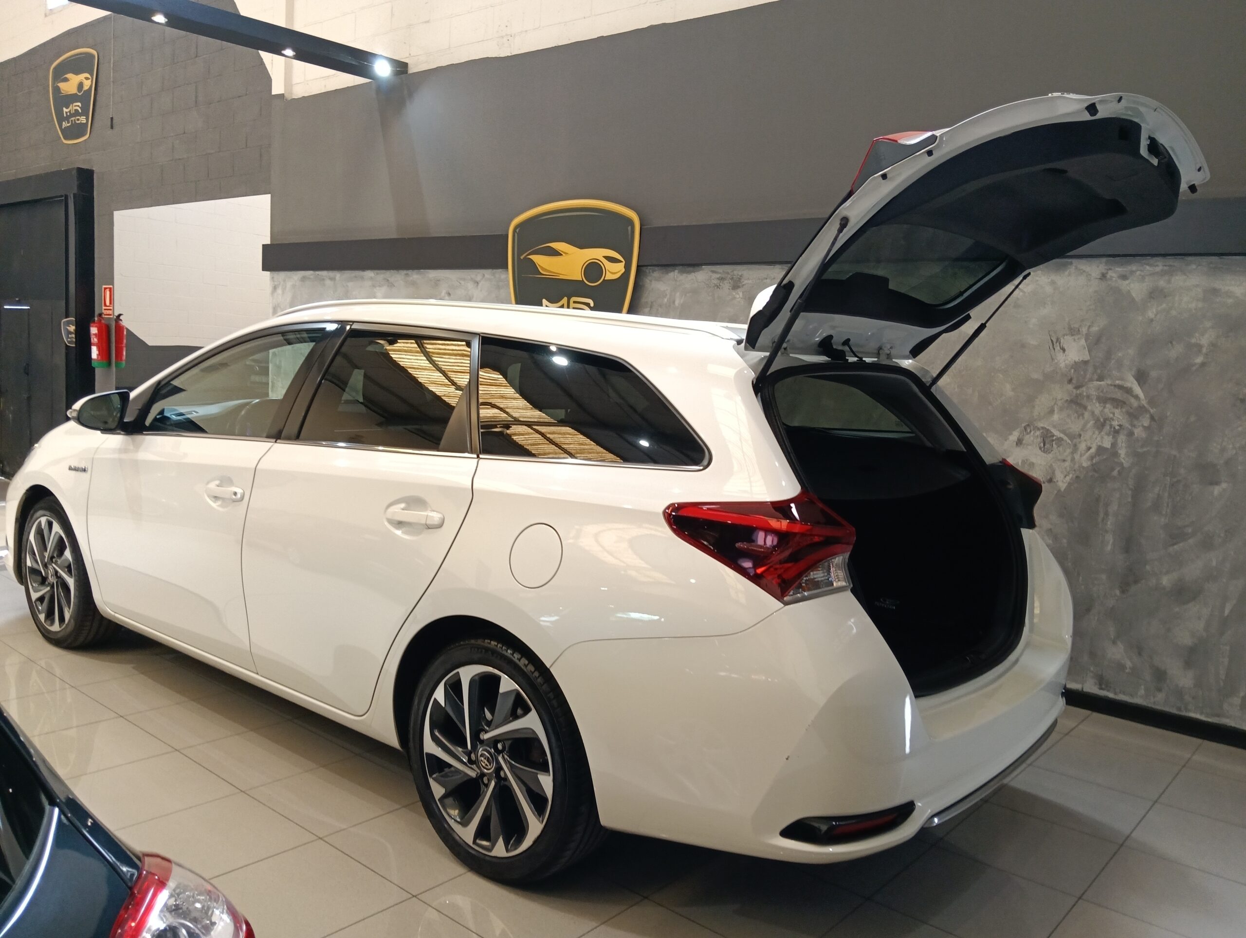 TOYOTA Auris 1.8 140H Feel Touring Sports