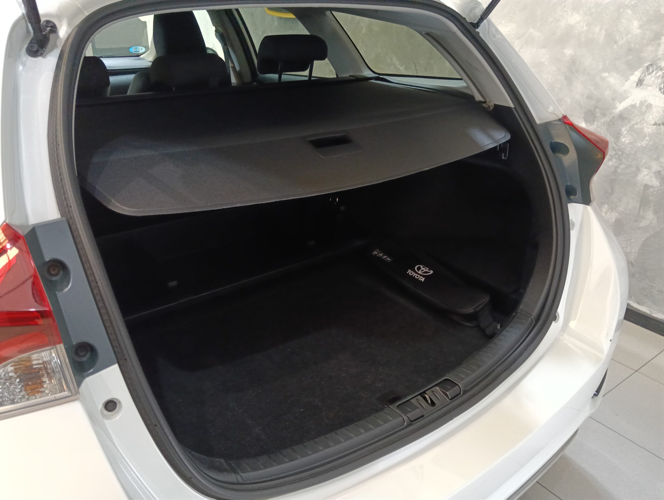 TOYOTA Auris 1.8 140H Feel Touring Sports