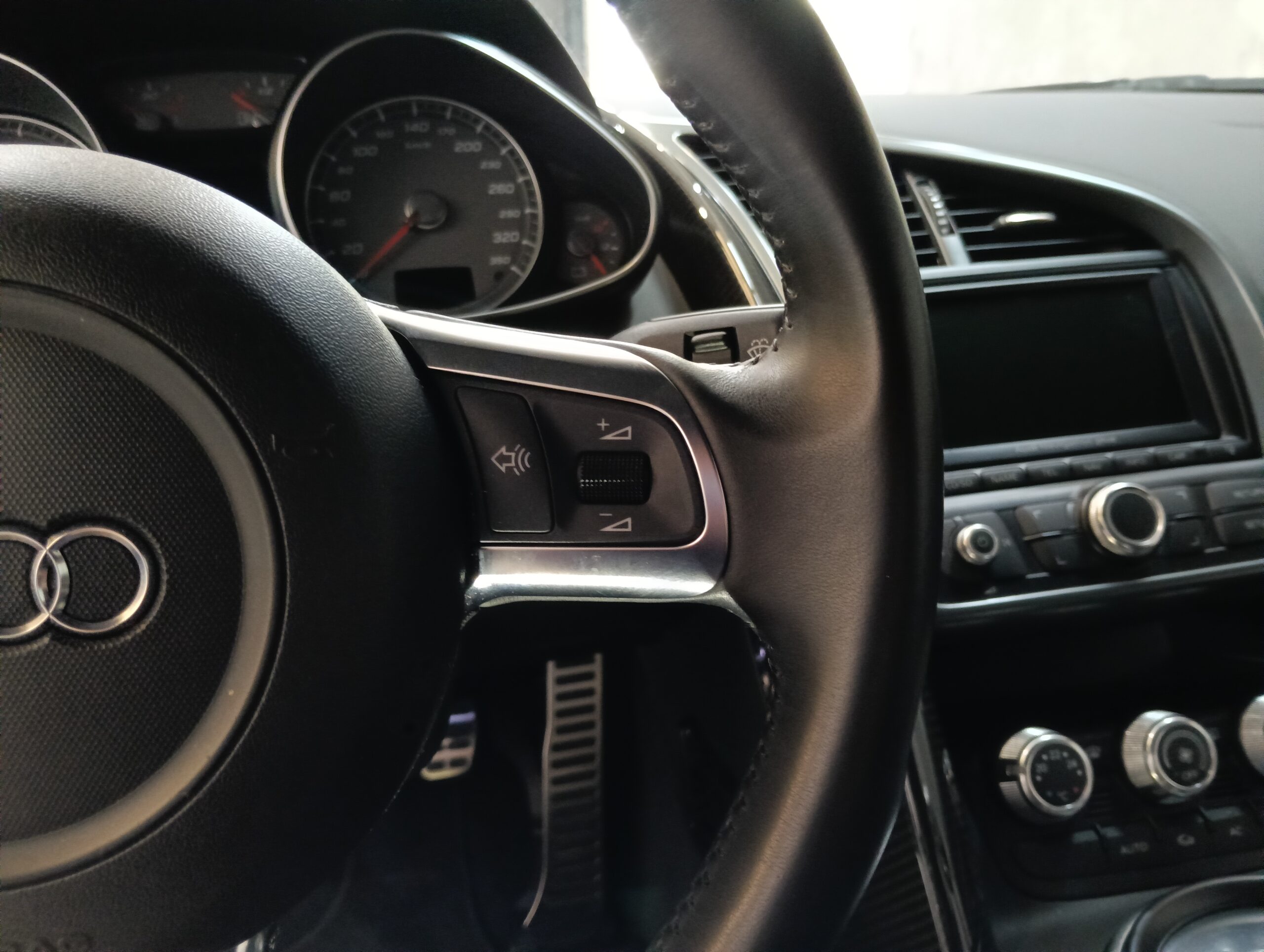 AUDI R8 4.2 FSI quattro Manual